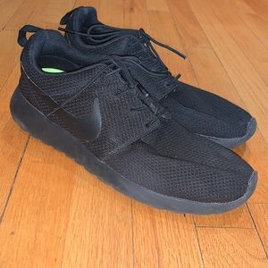 Nike black sneakers - like new